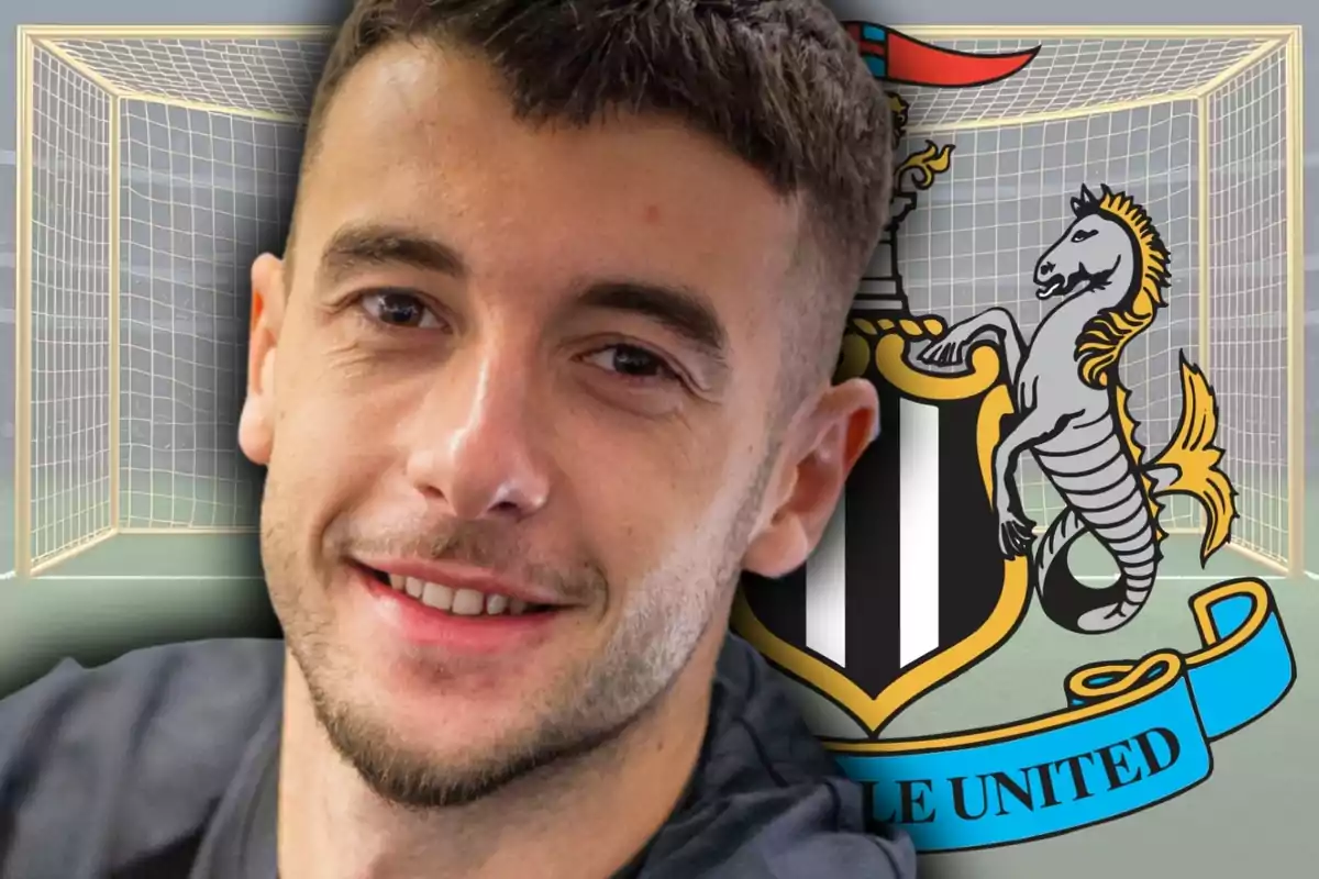Un hombre sonriente en primer plano con el escudo del Newcastle United y una portería de fútbol al fondo