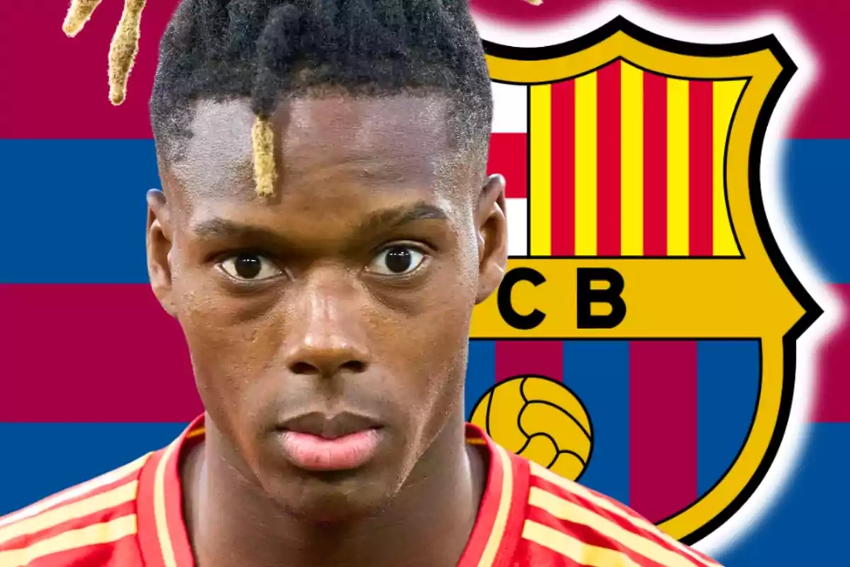 Jugador de futbol amb samarreta vermella i detalls grocs davant de l’escut del FC Barcelona i un fons de franges blaugrana