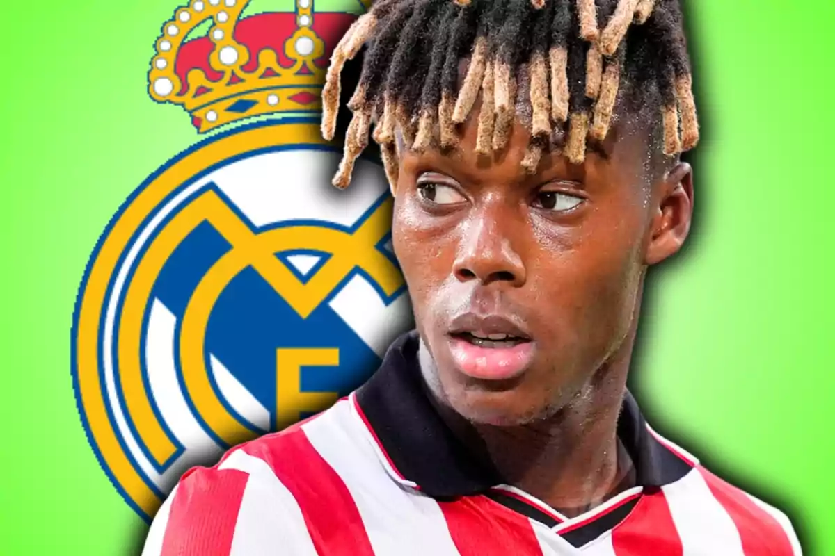 Futbolista amb samarreta blanc-i-vermella davant de l’escut del Reial Madrid sobre fons verd