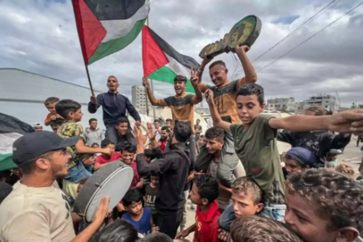 Palestins celebren al campament de Nusairat després de la notícia de l’acord entre Israel i el grup palestí Hamàs sobre la implementació de la primera fase del pla de pau nord-americà per a la Franja de Gaza.