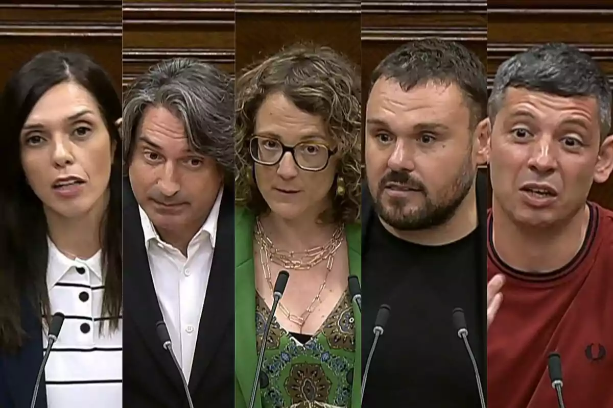 Cinc persones parlant davant de micròfons en un entorn formal de fusta