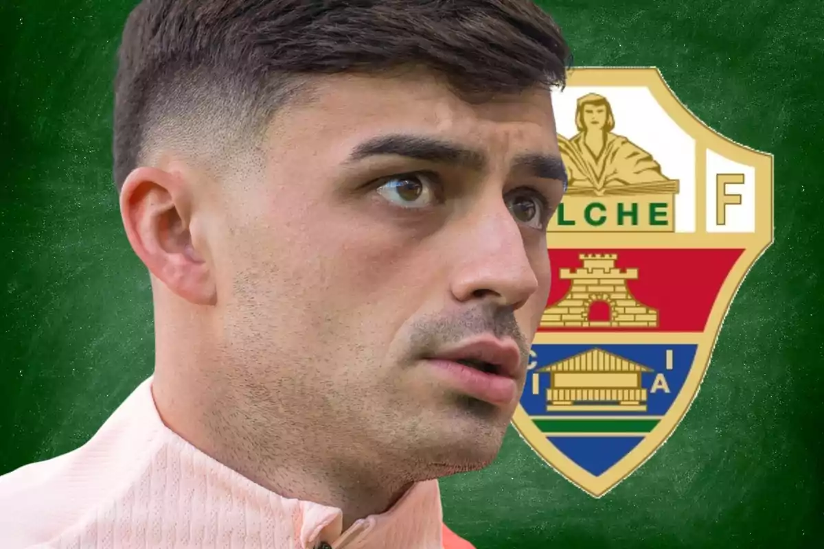 Jove amb jaqueta esportiva clara davant de l'escut de l'Elche Club de Futbol sobre fons verd