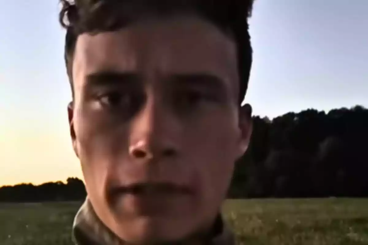 Primer pla de Jorge Rey mirant a la càmera en un camp al capvespre.