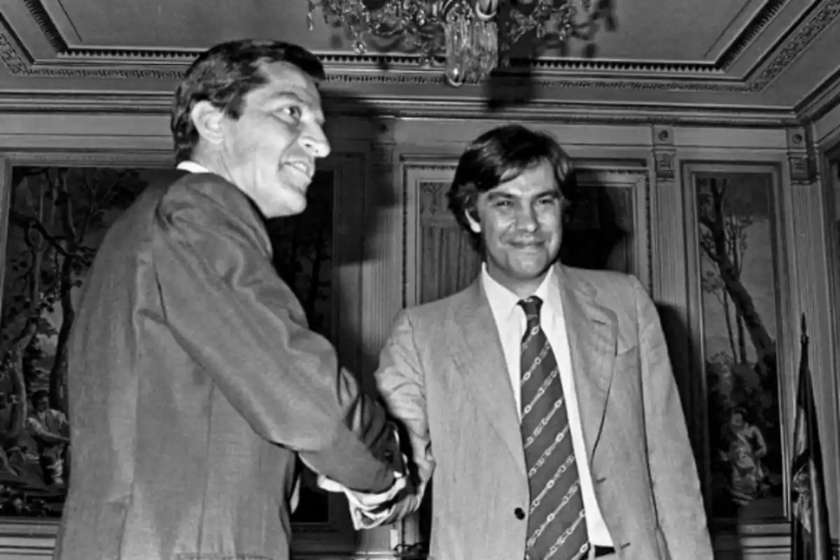 El president del Govern, Adolfo Suárez, saluda al secretari general del PSOE, Felip González, durant una trobada al Palau de la Moncloa, a Madrid, el 27 de juny de 1977.