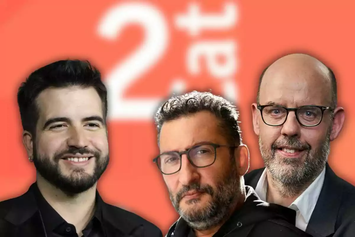 Tres hombres posan frente a un fondo naranja con un número blanco desenfocado