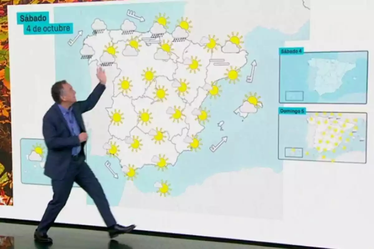 Roberto Brasero assenyalant un mapa d’Espanya amb previsió majoritàriament assolellada i alguns núvols i pluges al nord, que correspon al dissabte 4 d’octubre de 2025.