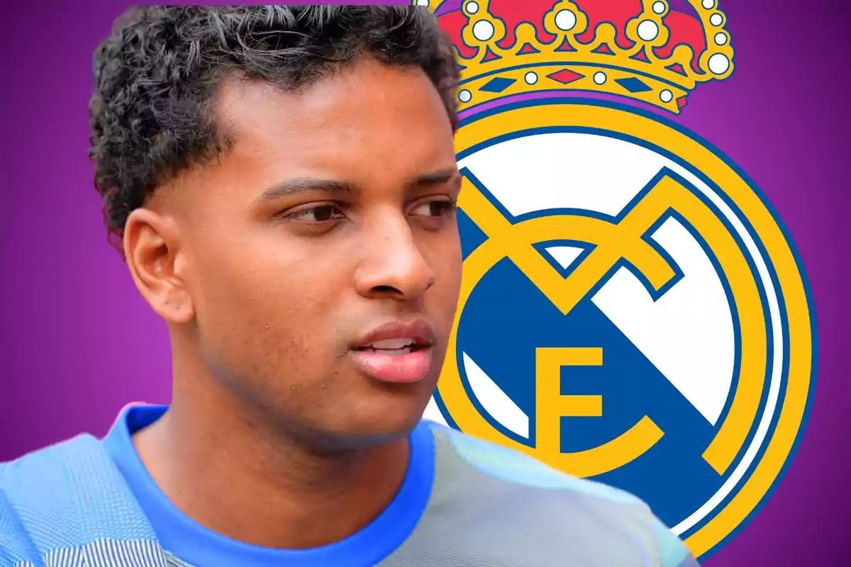 Jove futbolista amb samarreta blau clar davant de l’escut del Reial Madrid sobre fons morat