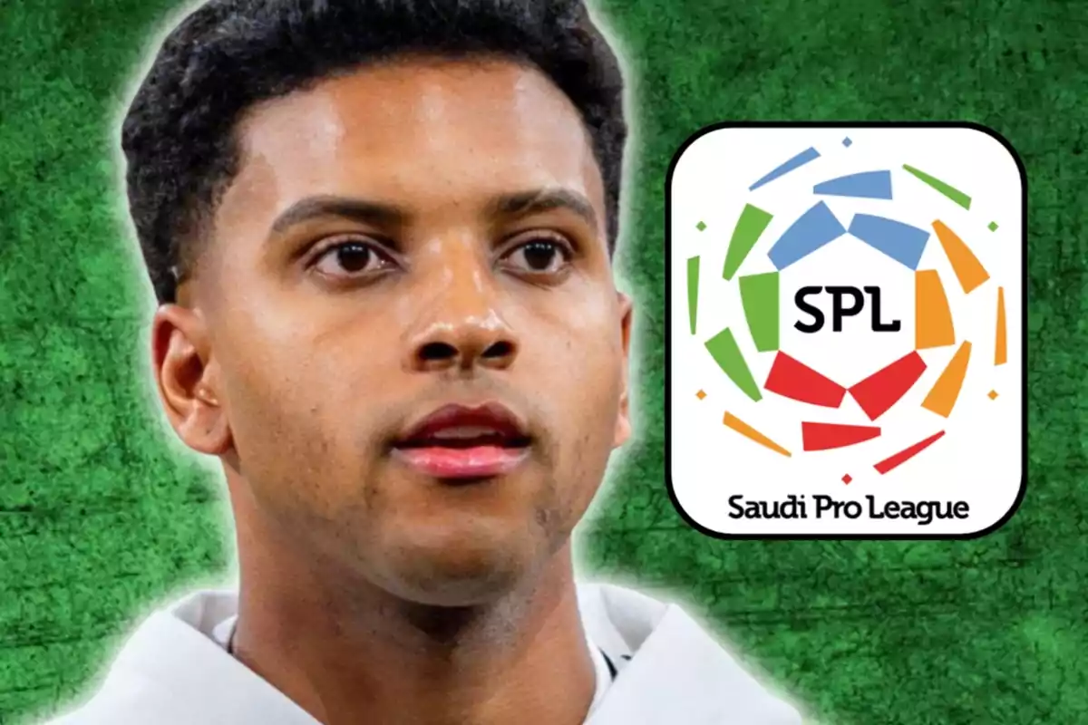 Jove futbolista amb fons verd i el logotip de la Saudi Pro League al seu costat