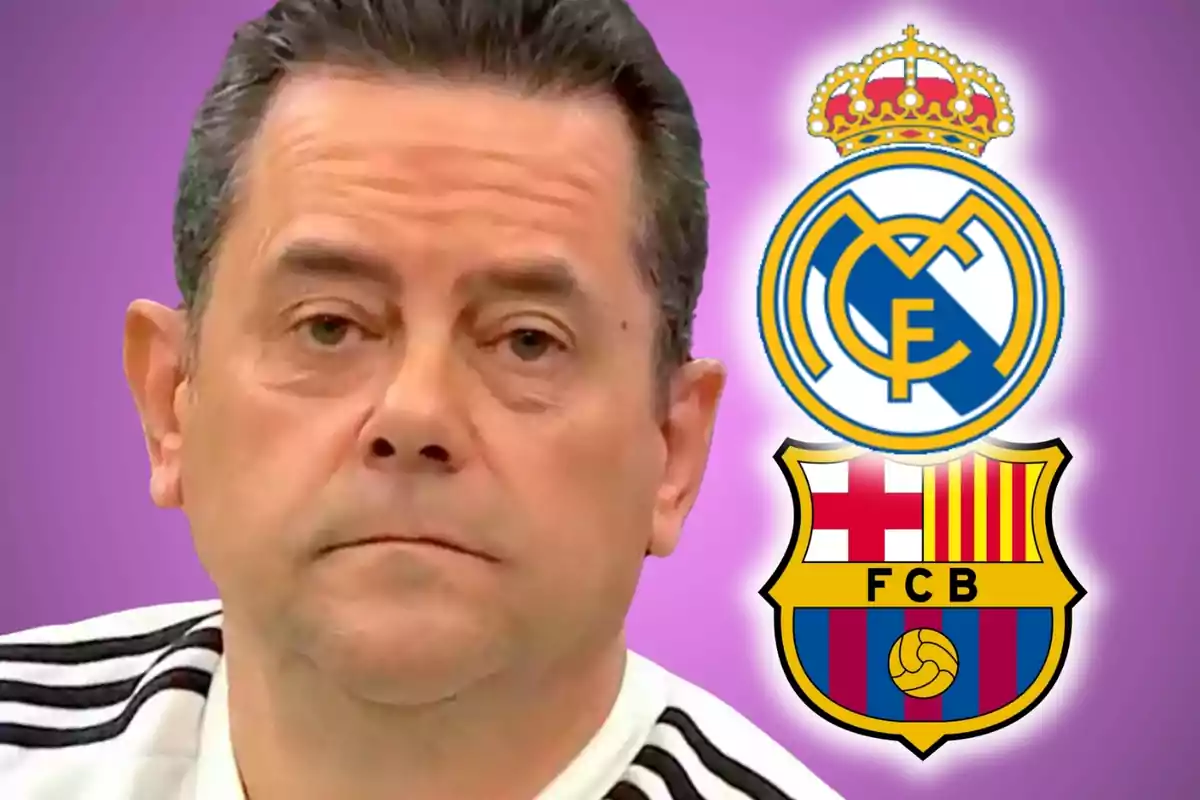 Home amb expressió seriosa al costat dels escuts del Reial Madrid i del Barcelona sobre un fons morat