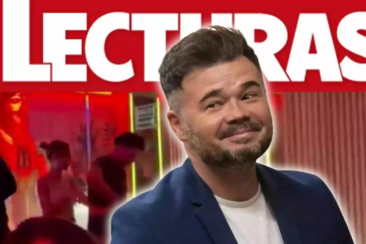Hombre con barba y cabello corto sonriente frente a un fondo con el logo de una revista y luces rojas