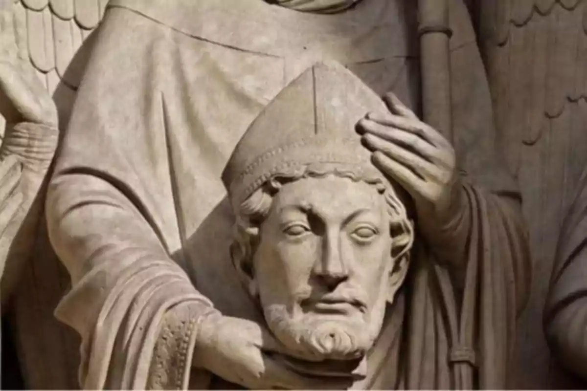 Escultura de un santo sosteniendo su propia cabeza en las manos