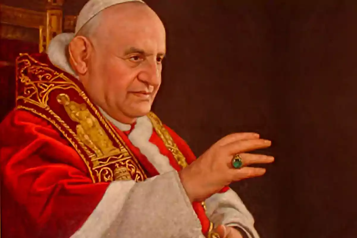 Retrato de un papa con vestimenta roja y detalles dorados levantando la mano derecha