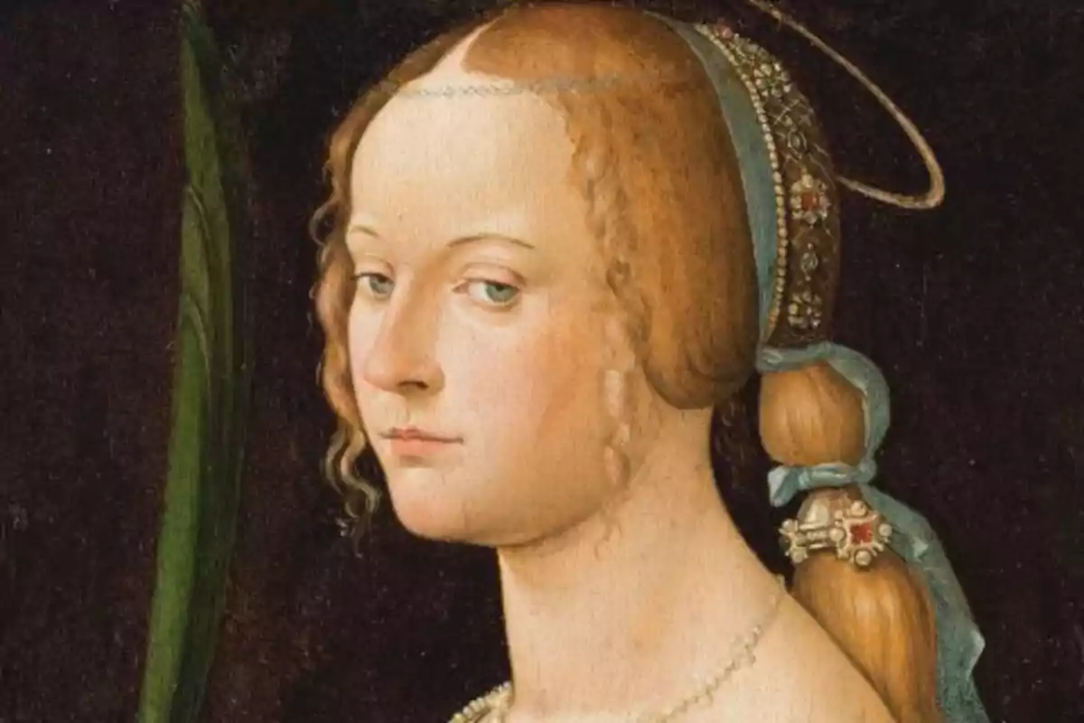Retrato de una mujer renacentista con cabello rubio recogido y adornado con una cinta azul y perlas, sosteniendo una palma verde sobre un fondo oscuro