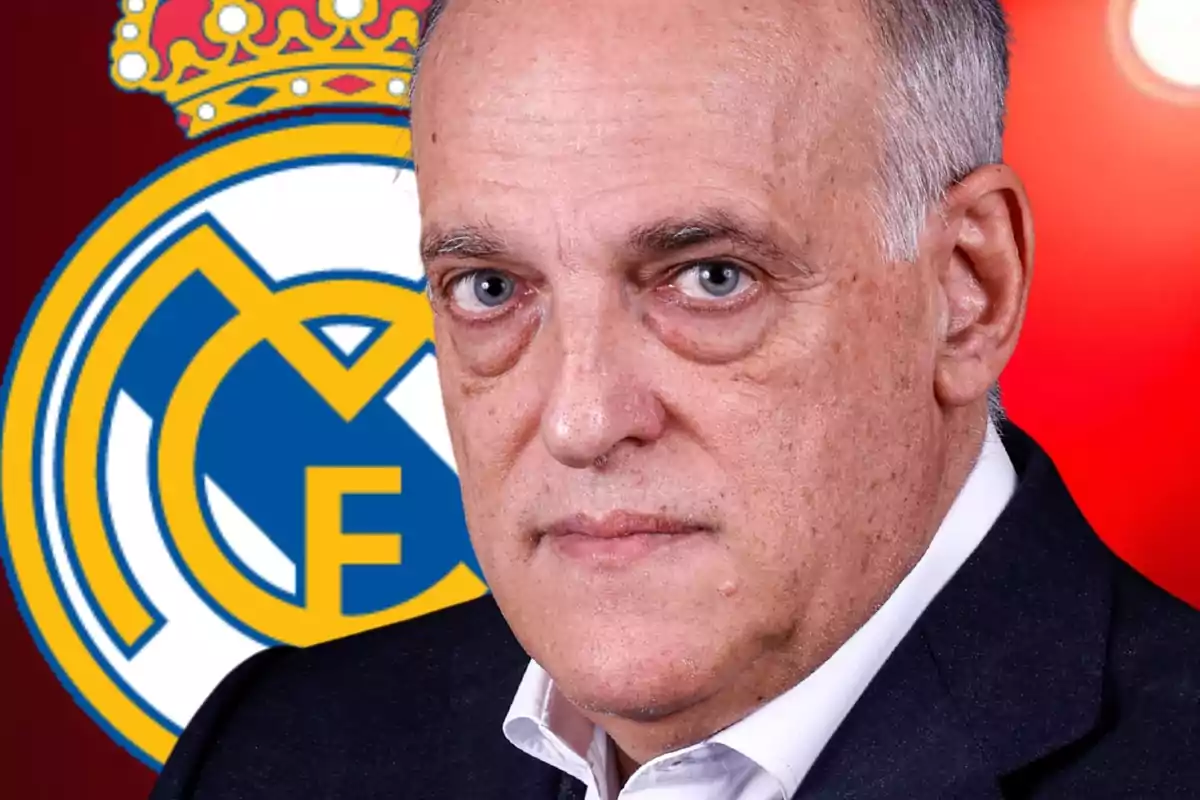 Hombre de traje mirando a la cámara con el escudo del Real Madrid de fondo