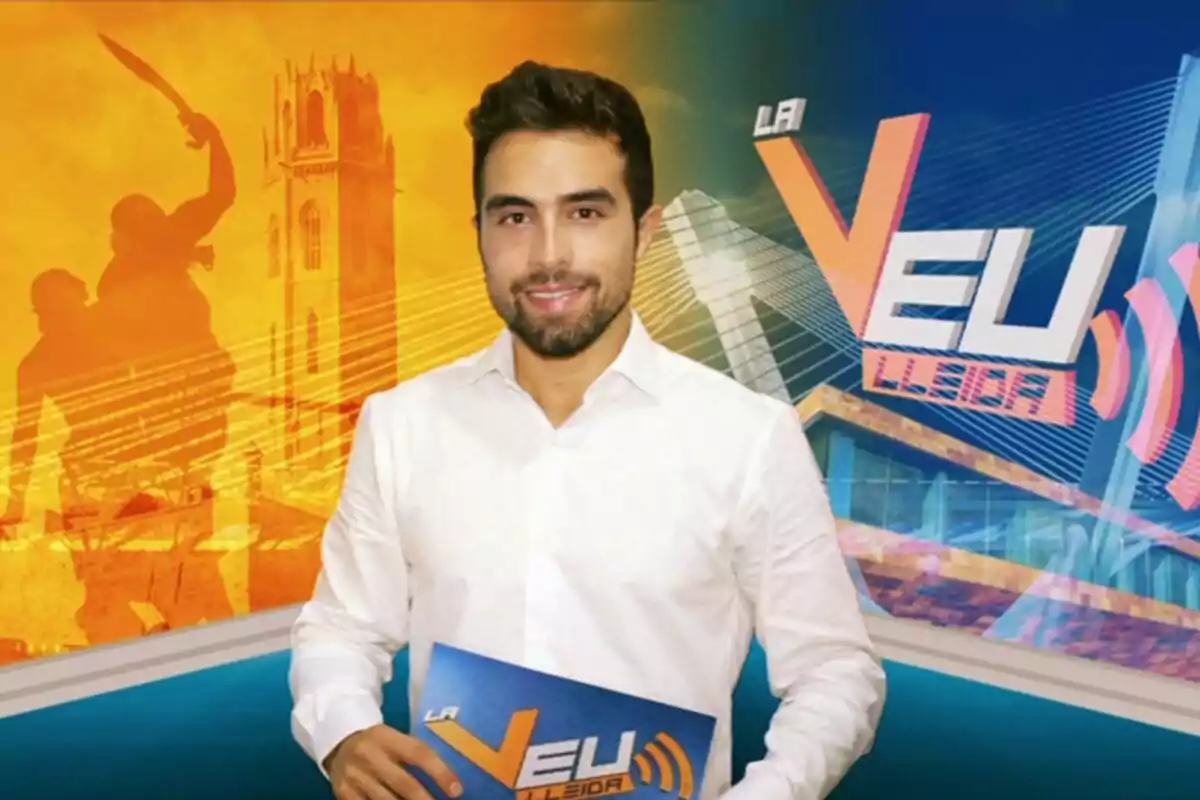 Hombre joven con barba y camisa blanca sosteniendo una carpeta azul con el logo de un programa llamado La Veu Lleida sobre un fondo colorido con elementos gráficos y edificios