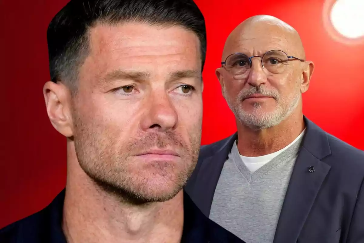 Dos hombres posan frente a un fondo rojo, uno de ellos está en primer plano con expresión seria y el otro lleva gafas y barba canosa