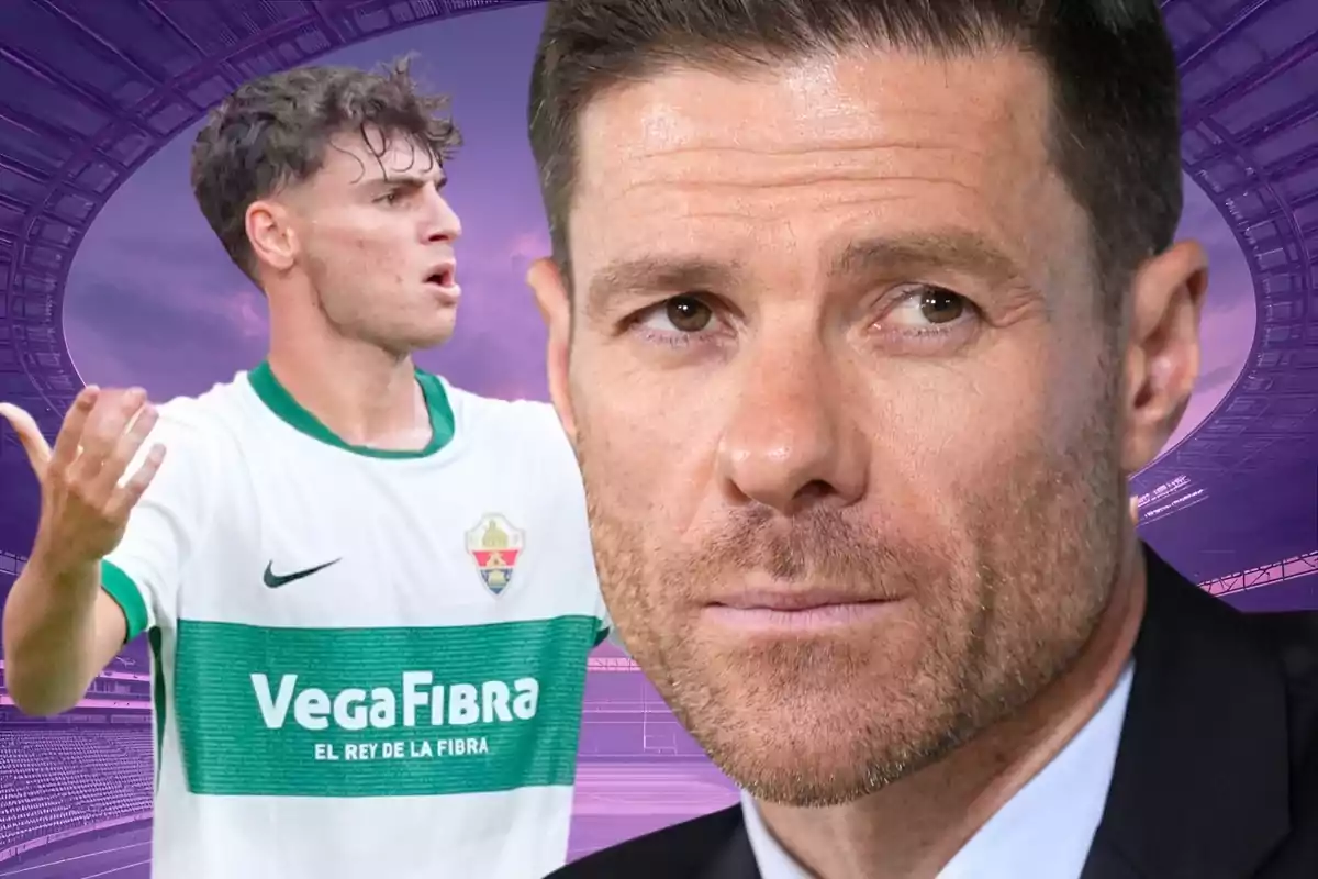 Un futbolista con uniforme blanco y verde gesticulando y un hombre de traje en primer plano con un estadio de fondo púrpura