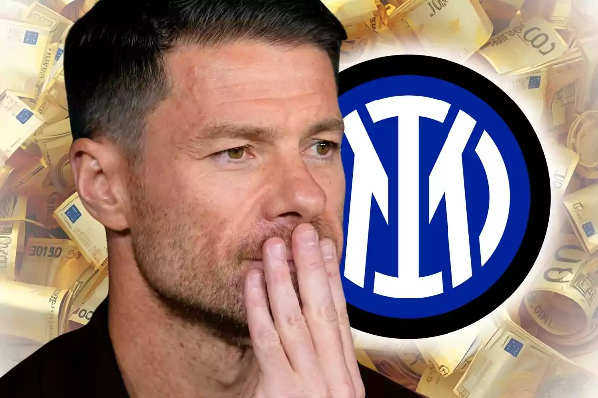 Home pensatiu amb la mà a la boca davant del logotip de l’Inter de Milà i bitllets d’euro de fons