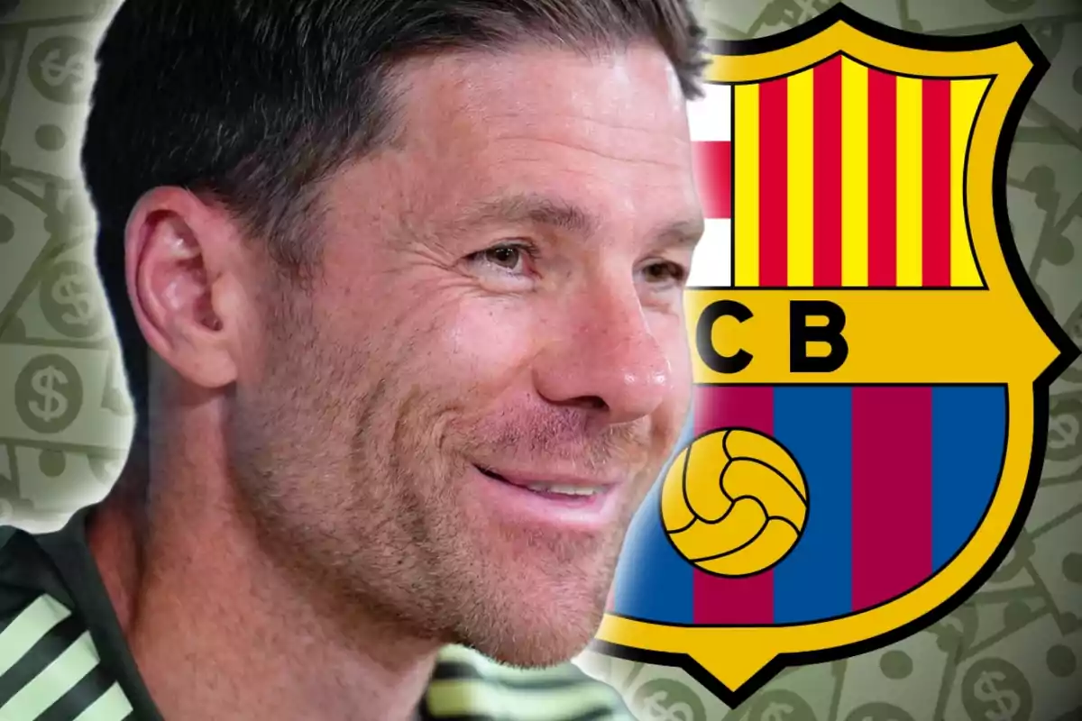 Hombre sonriente en primer plano con el escudo del FC Barcelona al fondo