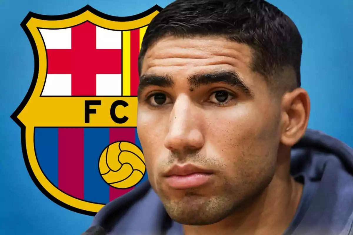 Un home de cabell curt i expressió seriosa apareix en primer pla amb l’escut del FC Barcelona de fons sobre un fons blau.