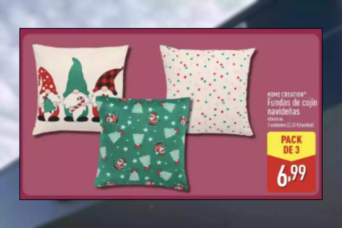 Tres fundas de cojín navideñas con diferentes diseños, una con gnomos, otra con puntos de colores y una más con árboles de Navidad y Papá Noel, sobre un fondo rojo, junto a un recuadro amarillo y rojo que indica el precio del paquete Tres fundas de cojín navideñas con diferentes diseños, una con gnomos, otra con puntos de colores y una más con árboles de Navidad y Papá Noel, sobre un fondo rojo, junto a un recuadro amarillo y rojo que indica el precio del paquete
