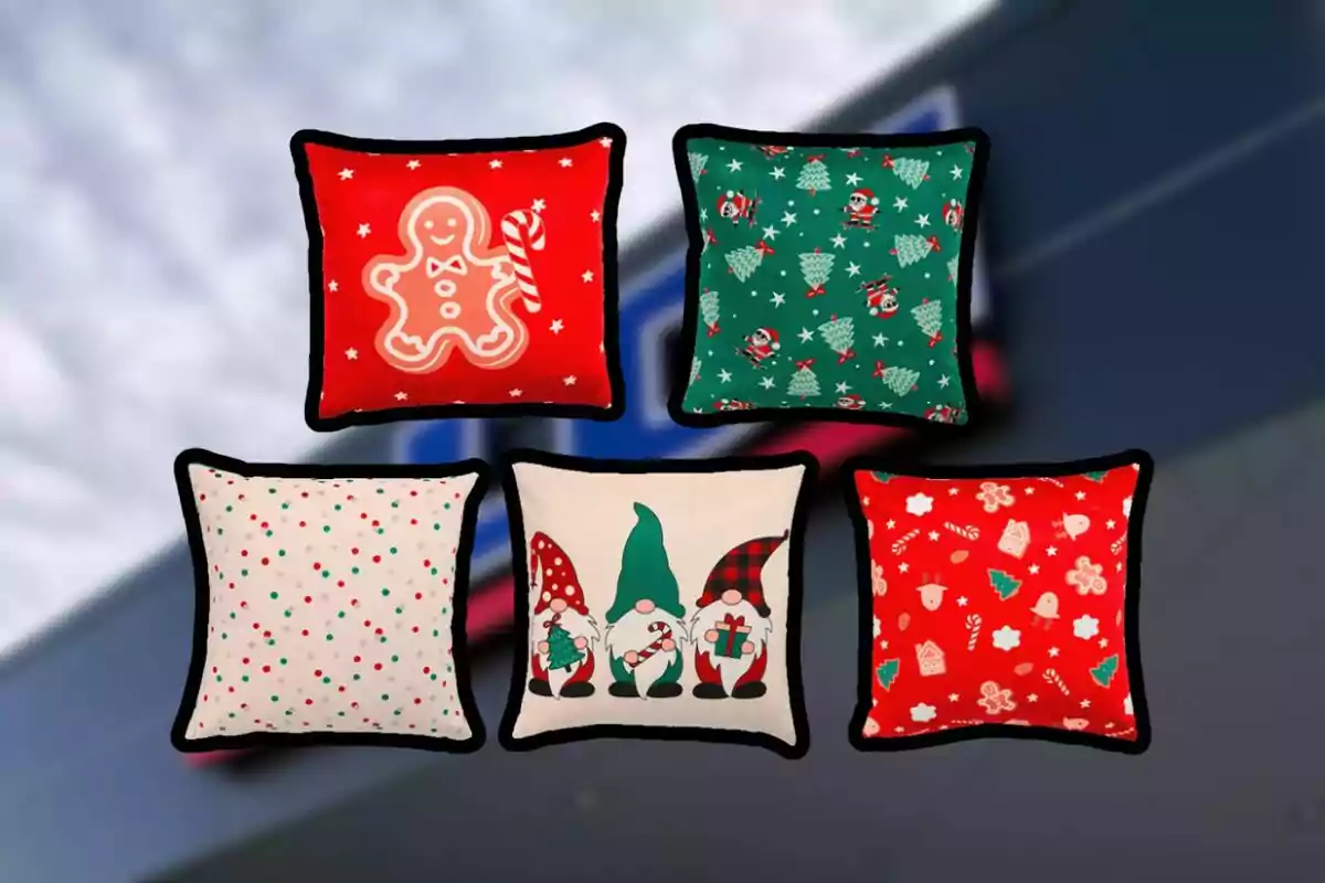 Cinco cojines decorativos con diseños navideños incluyendo galleta de jengibre, árboles de Navidad, duendes, puntos de colores y motivos festivos sobre un fondo desenfocado. Cinco cojines decorativos con diseños navideños incluyendo galleta de jengibre, árboles de Navidad, duendes, puntos de colores y motivos festivos sobre un fondo desenfocado.