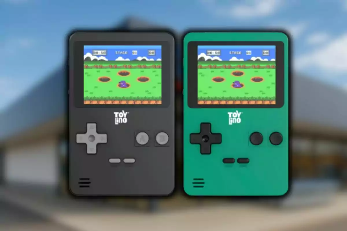 Dues consoles portàtils de videojocs Toy Lino d’Aldi, una de negra i una de verda, mostrant el mateix joc a la pantalla amb gràfics retro.