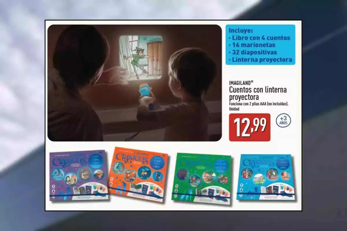 Un nen i una dona projecten una imatge de Peter Pan a la paret amb una llanterna blava, al costat de caixes de contes clàssics infantils i un anunci del producte amb preu i descripció.