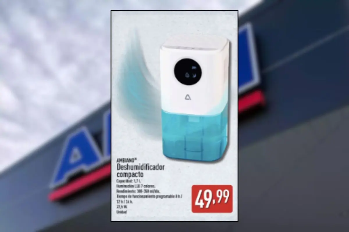 Deshumidificador compacte de color blanc amb dipòsit blau, preu de 49,99 euros, sobre un fons desenfocat d’una botiga