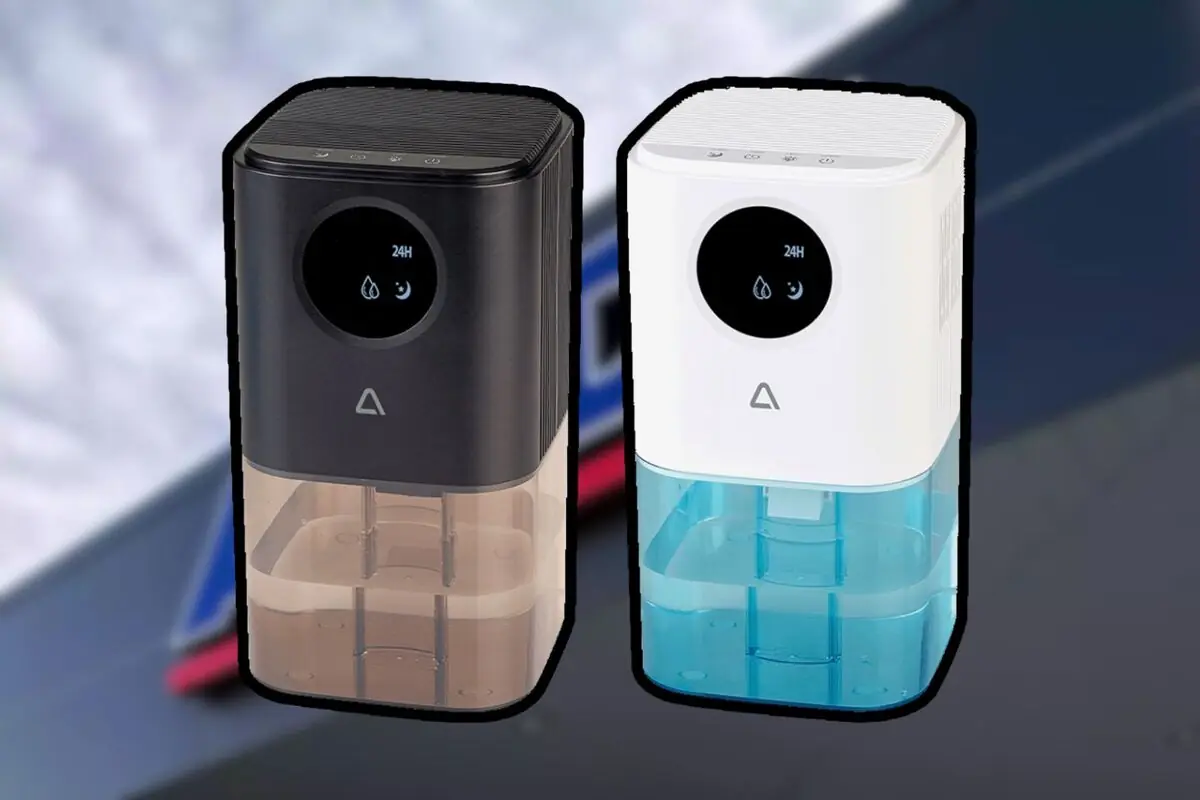 Dos deshumidificadors moderns, un de negre i un de blanc, amb dipòsits transparents sobre un fons desenfocat