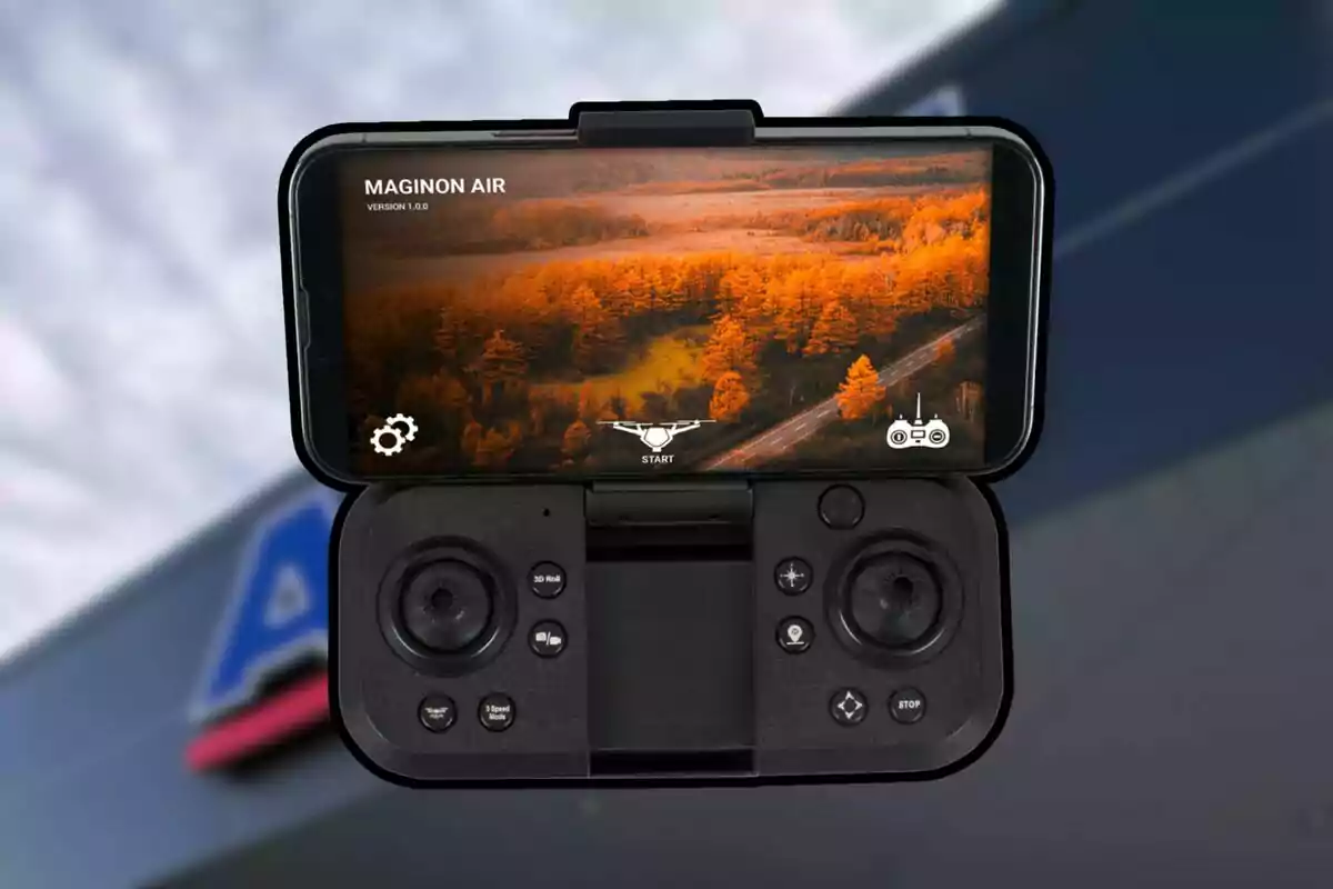 Control remot de dron amb un telèfon mòbil mostrant una imatge aèria d’un bosc en tons de tardor