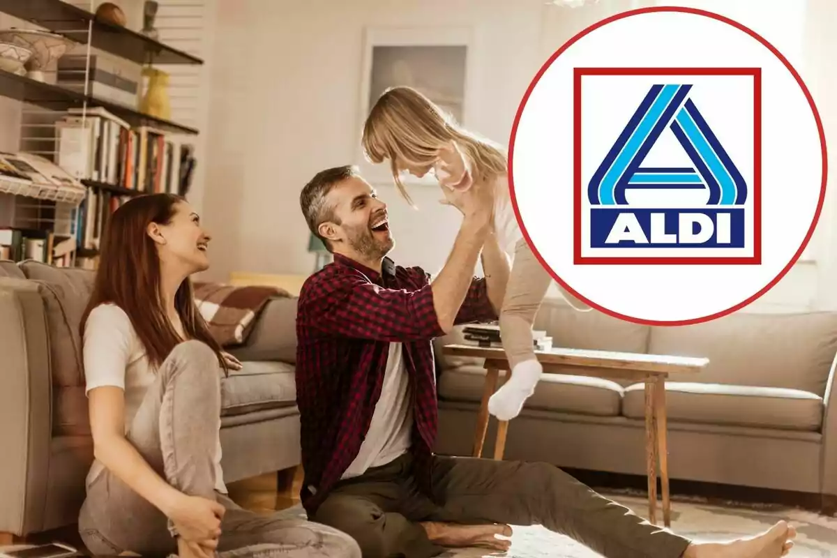Família feliç jugant a la sala de casa seva amb el logotip d’ALDI a la cantonada superior dreta