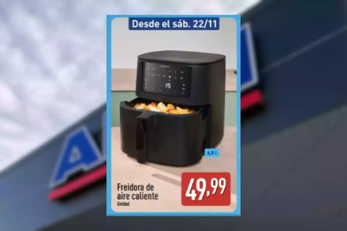 Fregidora d’aire calenta negra amb pantalla digital i calaix obert mostrant patates fregides, preu de 49,99 euros i disponible des de dissabte 22 de novembre