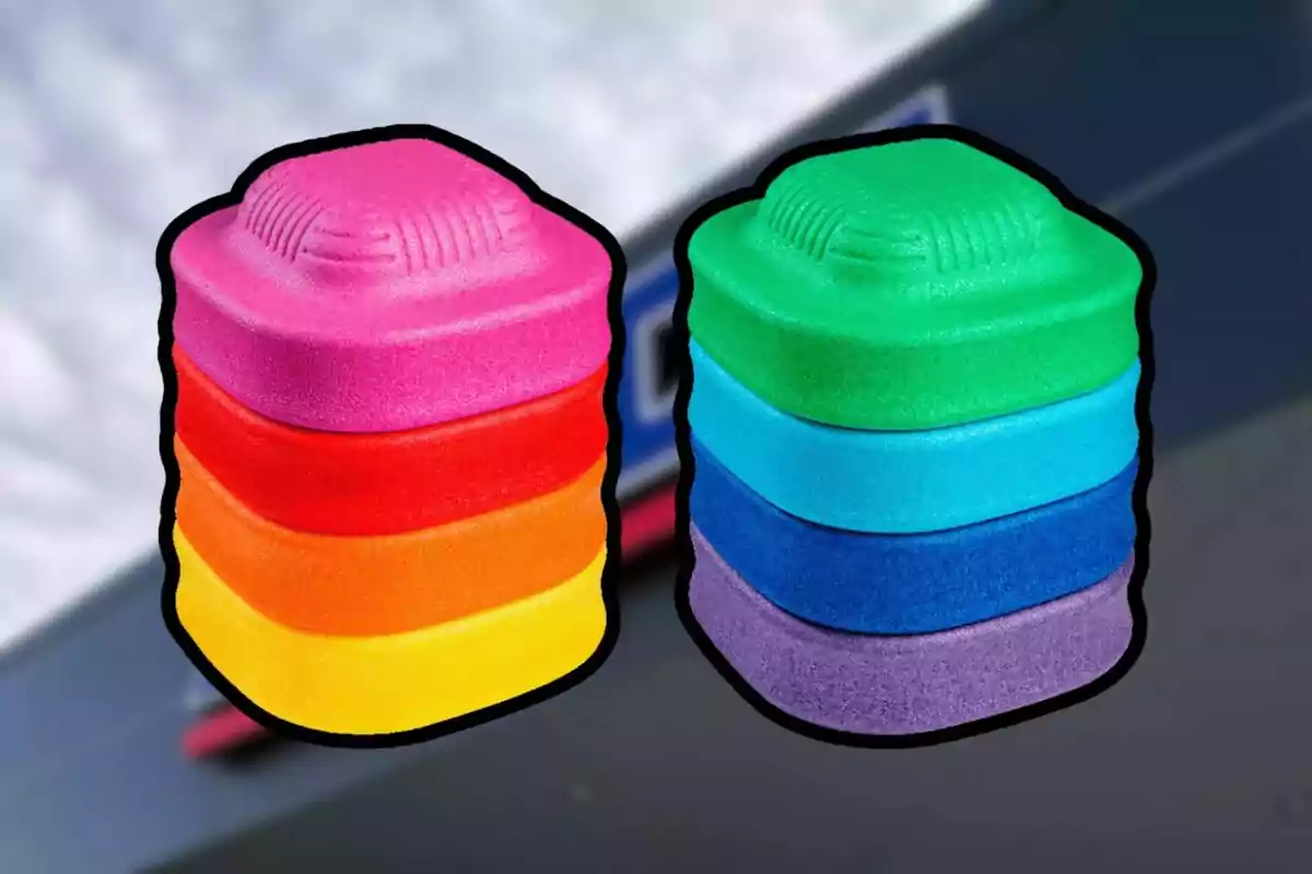 Dos pilas de esponjas de colores vibrantes apiladas una junto a la otra sobre un fondo desenfocado. Dos pilas de esponjas de colores vibrantes apiladas una junto a la otra sobre un fondo desenfocado.