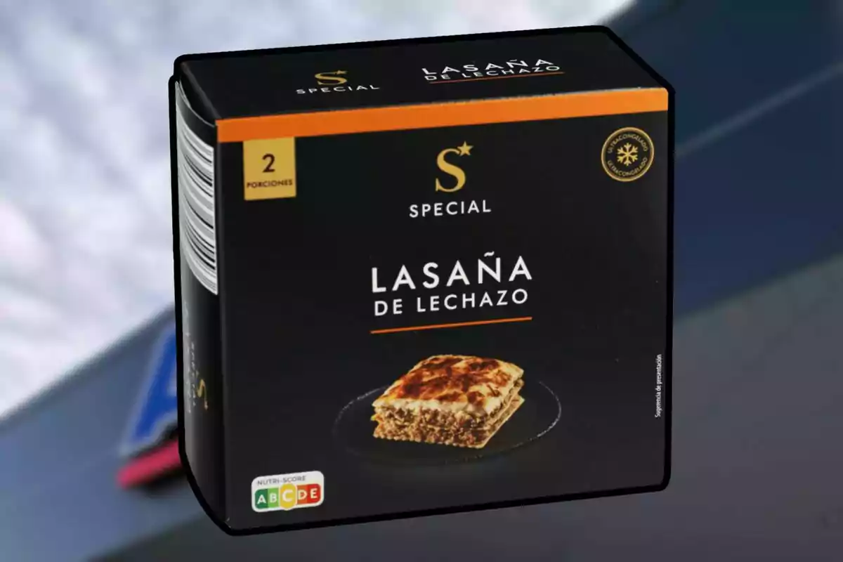 Caixa negra de lasanya de xai marca Special amb imatge del producte i etiqueta de dues racions Caixa negra de lasanya de xai marca Special amb imatge del producte i etiqueta de dues racions