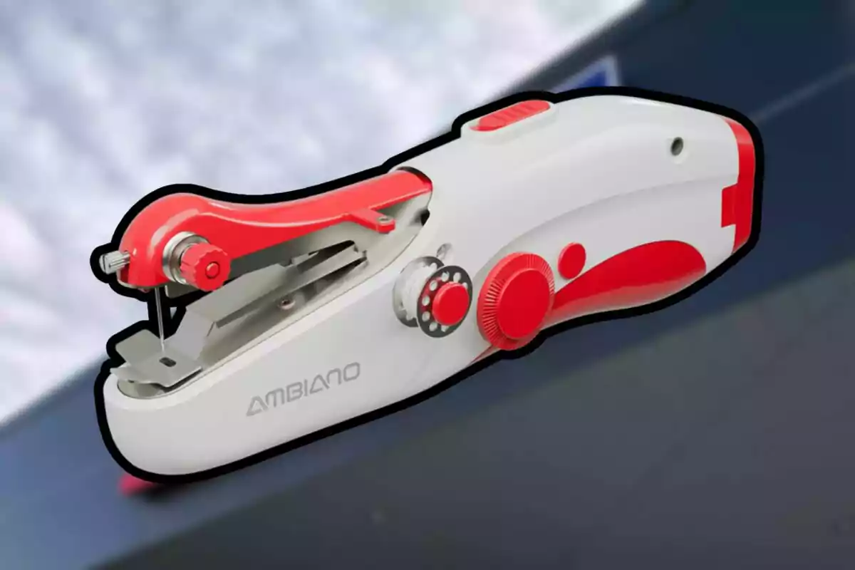 Màquina de cosir portàtil de mà de color blanc i vermell marca Ambiano