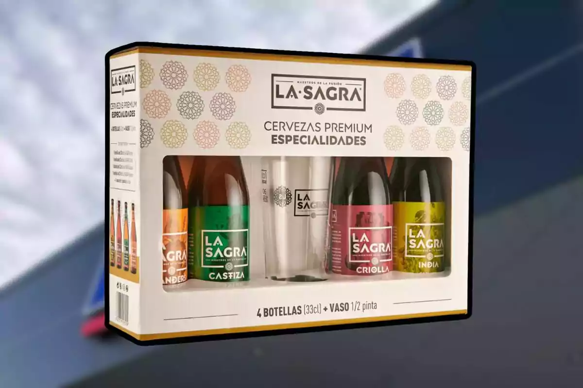 Estoig de cerveses La Sagra amb quatre ampolles de diferents varietats i un got de mitja pinta al centre, presentat en una caixa de disseny elegant amb patrons geomètrics i fons clar. Estoig de cerveses La Sagra amb quatre ampolles de diferents varietats i un got de mitja pinta al centre, presentat en una caixa de disseny elegant amb patrons geomètrics i fons clar.