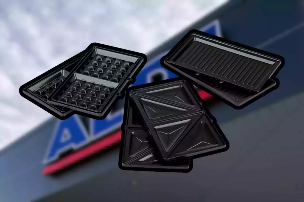 Tres jocs de plaques intercanviables per a electrodomèstics de cuina flotant davant d’un fons desenfocat d’una botiga. Tres jocs de plaques intercanviables per a electrodomèstics de cuina flotant davant d’un fons desenfocat d’una botiga.