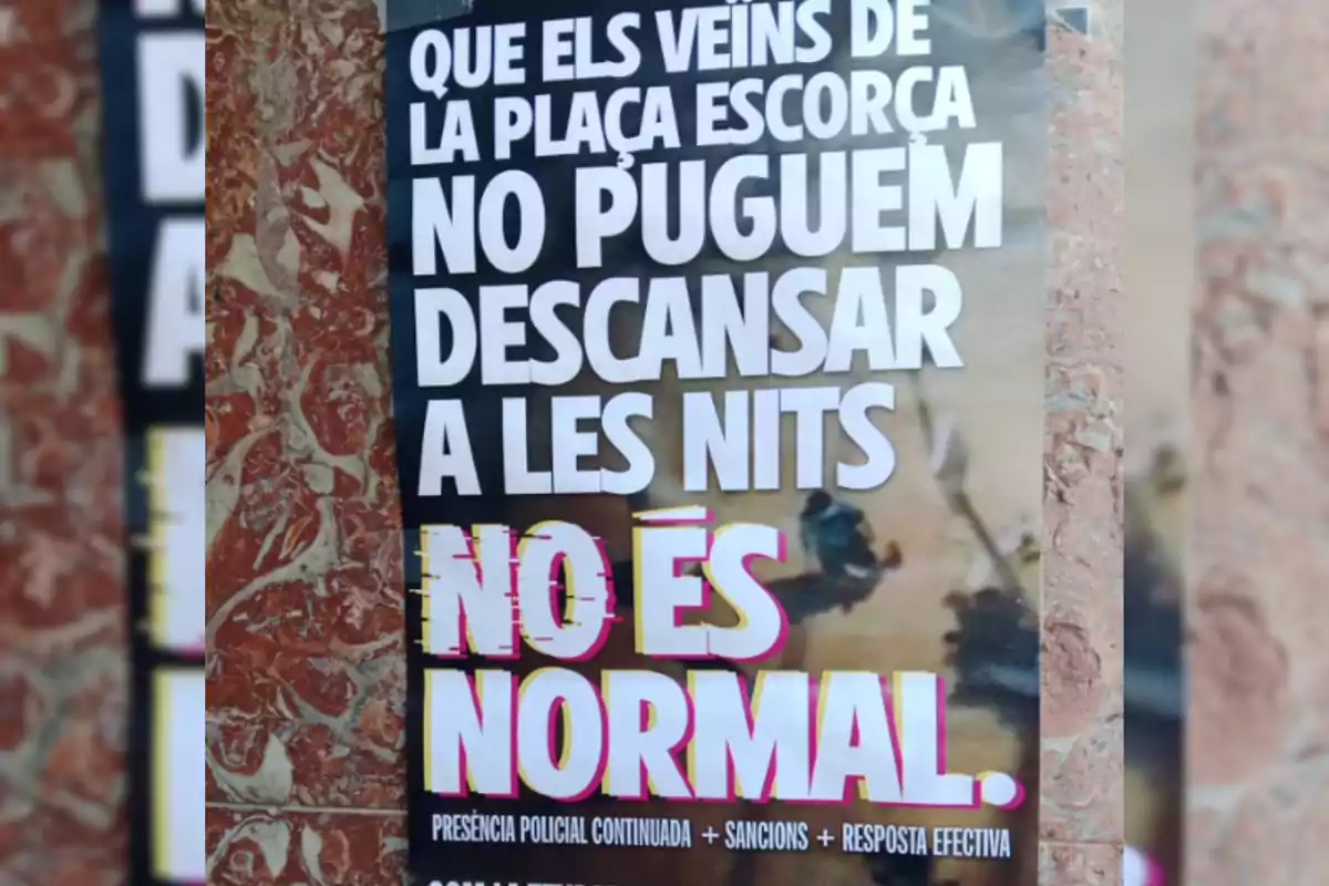 Cartel pegado en una pared de mármol que reclama que los vecinos de la Plaça Escorça no pueden descansar por las noches y afirma que no es normal, pidiendo presencia policial, sanciones y respuesta efectiva.