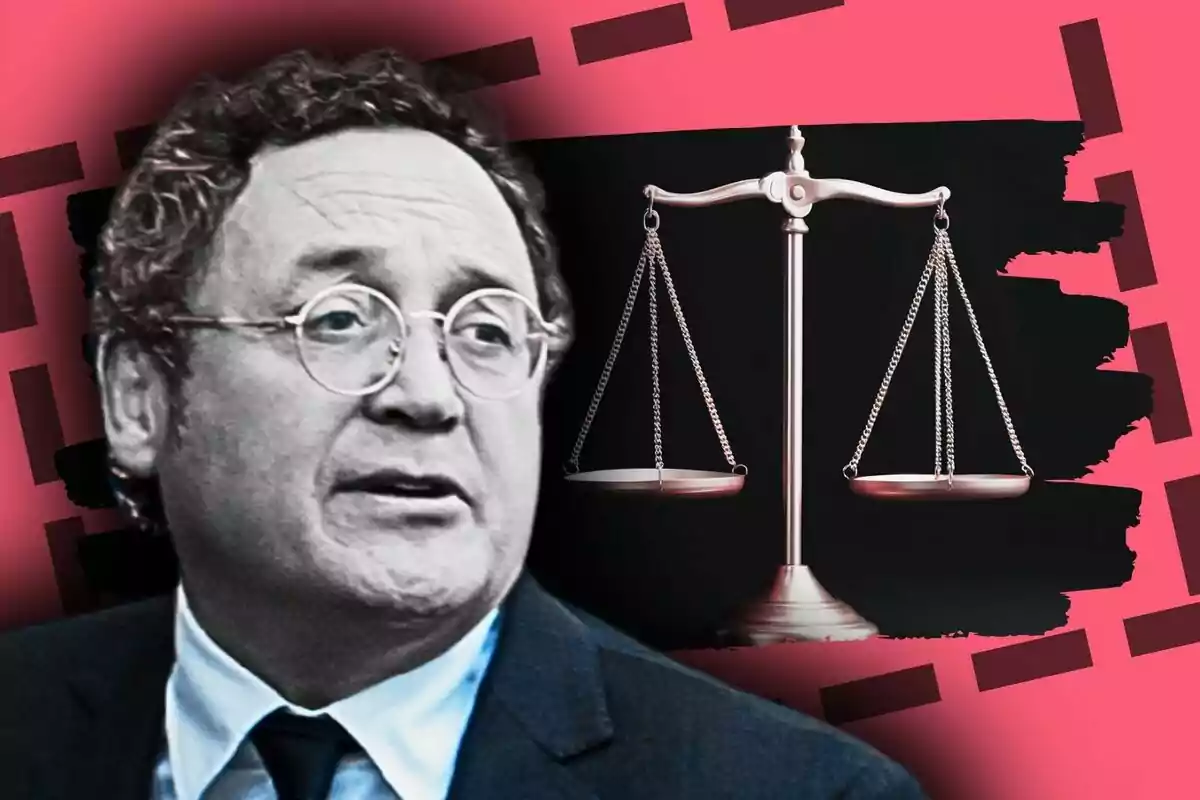Álvaro García Ortiz amb els cabells arrissats i ulleres, amb una expressió seriosa en primer pla al costat d’una balança de la justícia sobre un fons rosa i negre.
