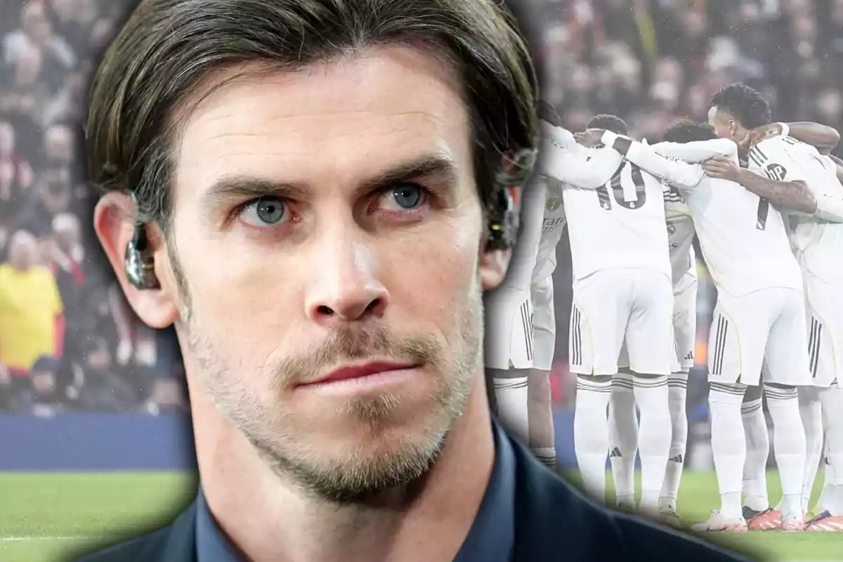 Primer pla d’un home amb auricular i expressió seriosa, al fons un grup de futbolistes vestits de blanc abraçats en cercle al camp