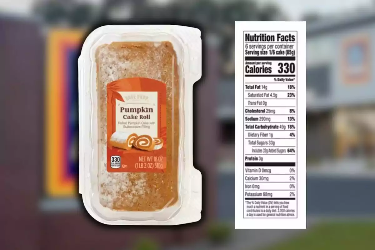 Empaque de Pumpkin Cake Roll con información nutricional al lado de Aldi.