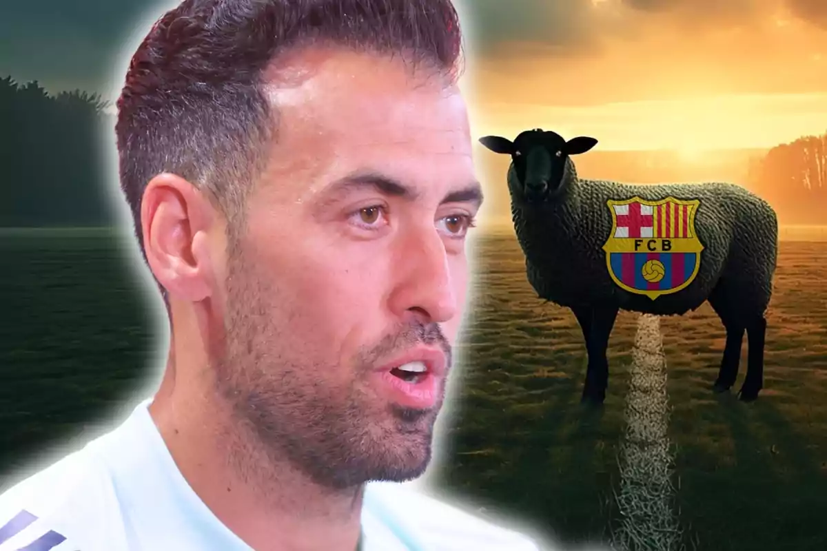 Un home de cabell curt en primer pla i al fons una ovella negra amb l’escut del FC Barcelona en un camp al capvespre