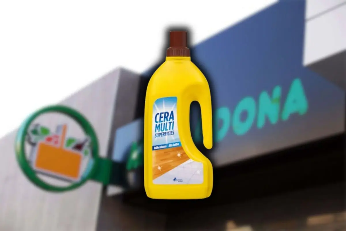 Envàs groc de cera multiús davant d’una botiga Mercadona desenfocada