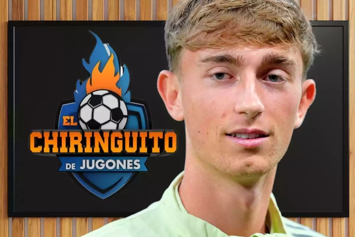 Un joven de cabello rubio claro aparece en primer plano frente a una pantalla con el logo de El Chiringuito de Jugones sobre una pared de madera.