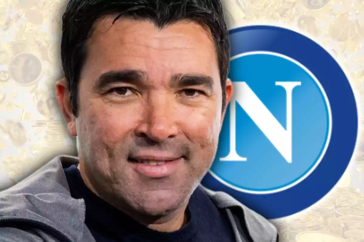 Home de cabells foscos somrient amb el logotip del club Nàpols al fons