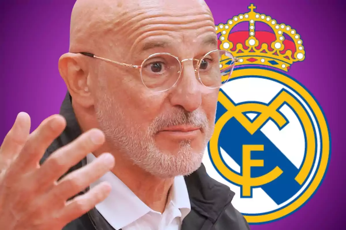 Home calb amb ulleres i barba canosa gesticulant amb la mà davant de l’escut del Reial Madrid sobre un fons morat