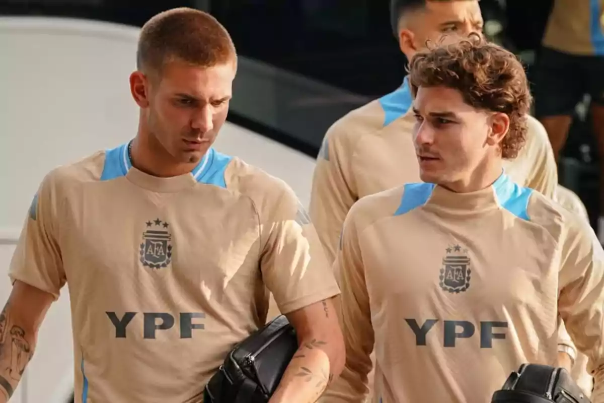 Els argentins passegen junts Els argentins passegen junts