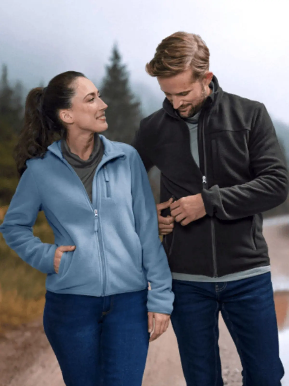 Dos models vestint una jaqueta polar d’Aldi.