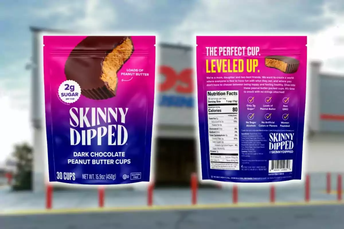 Dos bolsas de Skinny Dipped Dark Chocolate Peanut Butter Cups, una mostrando el frente y otra el reverso, con fondo desenfocado de una tienda Costco. Dos bolsas de Skinny Dipped Dark Chocolate Peanut Butter Cups, una mostrando el frente y otra el reverso, con fondo desenfocado de una tienda Costco.